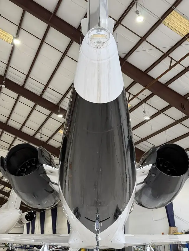 Underside and nacelles, black gloss