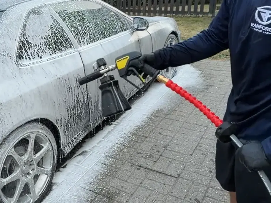 Covering a car in foam with a foam cannon