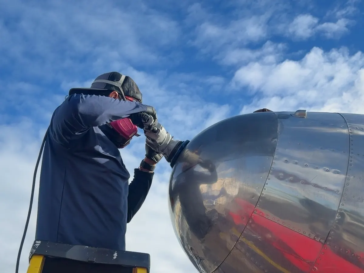 Polishing an aircraft&rsquo;s bare aluminium nose to a mirror finish
